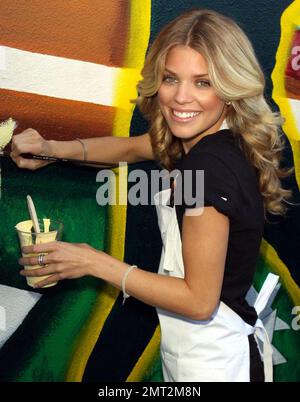 AnnaLynne McCord pose et aide à peindre une peinture murale lors de son dévoilement au centre communautaire d'El Salvador pour aider à promouvoir le projet de régénération du Pepsi de base-ball de la Ligue majeure. La fresque, créée par l'artiste Roberto Del Hoyo et mesurant 10 pieds de haut sur 86 pieds de large, a été créée en partenariat avec LA Commons. La fresque fait partie du projet MLB Pepsi Refresh, qui verra 15 équipes MLB révéler une idée centrée sur la communauté sur le nouveau spot de télévision FOX « Jocks » et se disputer une bourse Pepsi Refresh $200 000 pour voir cette idée se concrétiser. Santa Ana, CA. 07/13/10. Banque D'Images