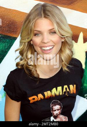 AnnaLynne McCord pose et aide à peindre une peinture murale lors de son dévoilement au centre communautaire d'El Salvador pour aider à promouvoir le projet de régénération du Pepsi de base-ball de la Ligue majeure. La fresque, créée par l'artiste Roberto Del Hoyo et mesurant 10 pieds de haut sur 86 pieds de large, a été créée en partenariat avec LA Commons. La fresque fait partie du projet MLB Pepsi Refresh, qui verra 15 équipes MLB révéler une idée centrée sur la communauté sur le nouveau spot de télévision FOX « Jocks » et se disputer une bourse Pepsi Refresh $200 000 pour voir cette idée se concrétiser. Santa Ana, CA. 07/13/10. . Banque D'Images