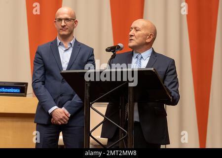 NEW YORK, NEW YORK - JANVIER 31 : SEFI Fischler, coordination et développement de projets, et AVI Omer, directeur du Forum d'excellence sociale, Prendre la parole lors d'un événement spécial « procès international fictif sur les droits de l'homme » à l'occasion de la Journée internationale de commémoration en mémoire des victimes de l'Holocauste (27 janvier) au siège des Nations Unies à New York à 31 janvier 2023, à New York. Les participants, étudiants de plusieurs pays, interrogent les actions et responsabilités d'Ernst Rüdin, le soi-disant père de l'hygiène raciale nazie. Banque D'Images