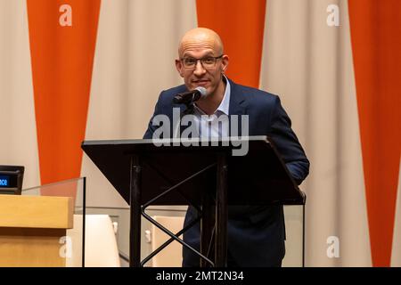 NEW YORK, NEW YORK - JANVIER 31 : SEFI Fischler, coordination et développement de projets, s'exprime lors d'un événement spécial « procès international fictif sur les droits de l'homme » à l'occasion de la Journée internationale de commémoration en mémoire des victimes de l'Holocauste (27 janvier) Au Siège de l'Organisation des Nations Unies à New York sur 31 janvier 2023, à New York. Les participants, étudiants de plusieurs pays, interrogent les actions et responsabilités d'Ernst Rüdin, le soi-disant père de l'hygiène raciale nazie. Banque D'Images