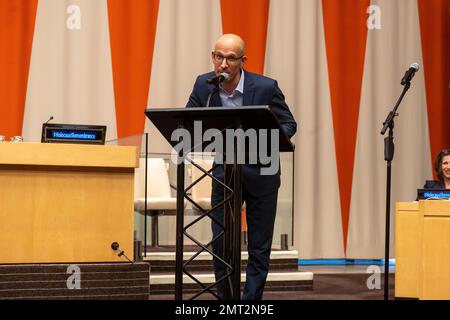 NEW YORK, NEW YORK - JANVIER 31 : SEFI Fischler, coordination et développement de projets, s'exprime lors d'un événement spécial « procès international fictif sur les droits de l'homme » à l'occasion de la Journée internationale de commémoration en mémoire des victimes de l'Holocauste (27 janvier) Au Siège de l'Organisation des Nations Unies à New York sur 31 janvier 2023, à New York. Les participants, étudiants de plusieurs pays, interrogent les actions et responsabilités d'Ernst Rüdin, le soi-disant père de l'hygiène raciale nazie. Banque D'Images