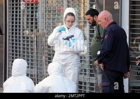 Buenos Aires, Argentine. 31st janvier 2023. Des analyses médico-légales sur les lieux. Un policier a tiré sur une femme de police et deux de ses compagnons. Il s'est produit en plein jour dans les rues Nazca et Beiro, dans le quartier d'Agronomie. (Credit image: © Claudio Santisteban/ZUMA Press Wire) USAGE ÉDITORIAL SEULEMENT! Non destiné À un usage commercial ! Banque D'Images