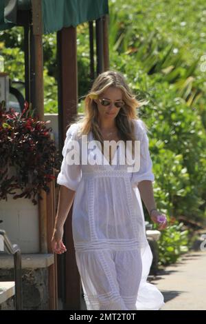 Newlyweds Molly Sims, 38 ans, et Scott Stuber, 42 ans, se promènent main dans la main tout en profitant de leur lune de miel hawaïenne. Sims portait une robe blanche couvrant un bikini noir alors que le couple passait du temps ensemble dans le beau paradis tropical. Sims, mannequin et Stuber, producteur de « Whitney », se sont engagés en 2010 et datés 1,5 ans auparavant. Ils se sont mariés samedi lors d'une cérémonie intime à Napa Valley, en Californie. Parmi les clients, on compte Josh Duhamel, co-star de Sims, Las Vegas, et Fergie, épouse. Maui, Bonjour. 29th septembre 2011. Banque D'Images