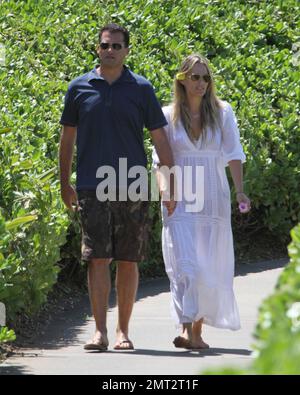 Newlyweds Molly Sims, 38 ans, et Scott Stuber, 42 ans, se promènent main dans la main tout en profitant de leur lune de miel hawaïenne. Sims portait une robe blanche couvrant un bikini noir alors que le couple passait du temps ensemble dans le beau paradis tropical. Sims, mannequin et Stuber, producteur de « Whitney », se sont engagés en 2010 et datés 1,5 ans auparavant. Ils se sont mariés samedi lors d'une cérémonie intime à Napa Valley, en Californie. Parmi les clients, on compte Josh Duhamel, co-star de Sims, Las Vegas, et Fergie, épouse. Maui, Bonjour. 29th septembre 2011. Banque D'Images