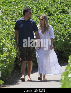 Newlyweds Molly Sims, 38 ans, et Scott Stuber, 42 ans, se promènent main dans la main tout en profitant de leur lune de miel hawaïenne. Sims portait une robe blanche couvrant un bikini noir alors que le couple passait du temps ensemble dans le beau paradis tropical. Sims, mannequin et Stuber, producteur de « Whitney », se sont engagés en 2010 et datés 1,5 ans auparavant. Ils se sont mariés samedi lors d'une cérémonie intime à Napa Valley, en Californie. Parmi les clients, on compte Josh Duhamel, co-star de Sims, Las Vegas, et Fergie, épouse. Maui, Bonjour. 29th septembre 2011. Banque D'Images