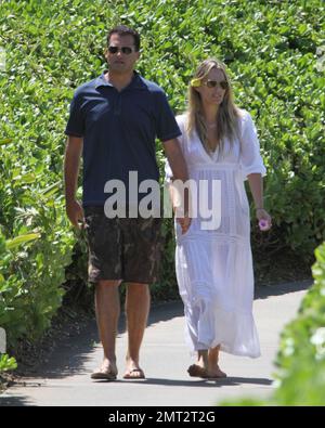 Newlyweds Molly Sims, 38 ans, et Scott Stuber, 42 ans, se promènent main dans la main tout en profitant de leur lune de miel hawaïenne. Sims portait une robe blanche couvrant un bikini noir alors que le couple passait du temps ensemble dans le beau paradis tropical. Sims, mannequin et Stuber, producteur de « Whitney », se sont engagés en 2010 et datés 1,5 ans auparavant. Ils se sont mariés samedi lors d'une cérémonie intime à Napa Valley, en Californie. Parmi les clients, on compte Josh Duhamel, co-star de Sims, Las Vegas, et Fergie, épouse. Maui, Bonjour. 29th septembre 2011. Banque D'Images