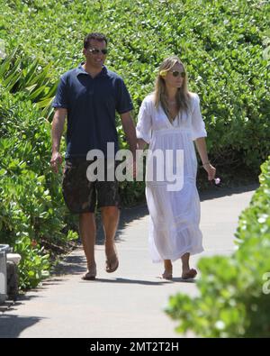 Newlyweds Molly Sims, 38 ans, et Scott Stuber, 42 ans, se promènent main dans la main tout en profitant de leur lune de miel hawaïenne. Sims portait une robe blanche couvrant un bikini noir alors que le couple passait du temps ensemble dans le beau paradis tropical. Sims, mannequin et Stuber, producteur de « Whitney », se sont engagés en 2010 et datés 1,5 ans auparavant. Ils se sont mariés samedi lors d'une cérémonie intime à Napa Valley, en Californie. Parmi les clients, on compte Josh Duhamel, co-star de Sims, Las Vegas, et Fergie, épouse. Maui, Bonjour. 29th septembre 2011. Banque D'Images