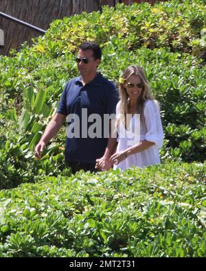 Newlyweds Molly Sims, 38 ans, et Scott Stuber, 42 ans, se promènent main dans la main tout en profitant de leur lune de miel hawaïenne. Sims portait une robe blanche couvrant un bikini noir alors que le couple passait du temps ensemble dans le beau paradis tropical. Sims, mannequin et Stuber, producteur de « Whitney », se sont engagés en 2010 et datés 1,5 ans auparavant. Ils se sont mariés samedi lors d'une cérémonie intime à Napa Valley, en Californie. Parmi les clients, on compte Josh Duhamel, co-star de Sims, Las Vegas, et Fergie, épouse. Maui, Bonjour. 29th septembre 2011. Banque D'Images