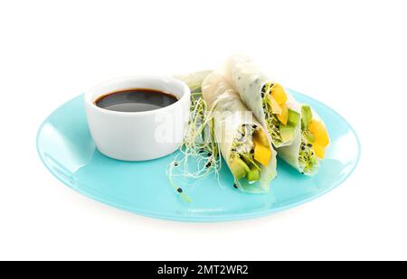 Délicieux rouleaux emballés dans du papier de riz et de la sauce soja sur fond blanc Banque D'Images