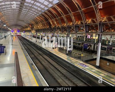 Des plates-formes vides à la gare de Paddington, dans l'ouest de Londres, tandis que les travailleurs ferroviaires des syndicats Rail, Maritime et transport et Aslef prennent des mesures de grève en cas de litige sur la rémunération. Date de la photo: Mercredi 1 février 2023. Banque D'Images