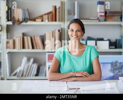 Je suis le meilleur en matière de création de plans. Portrait court d'une jeune femme architecte attirante assise dans son bureau. Banque D'Images