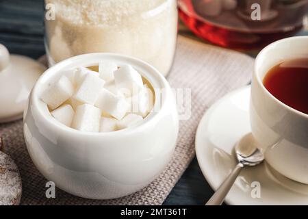 Cubes de sucre raffiné dans un bol en céramique sur la table Banque D'Images