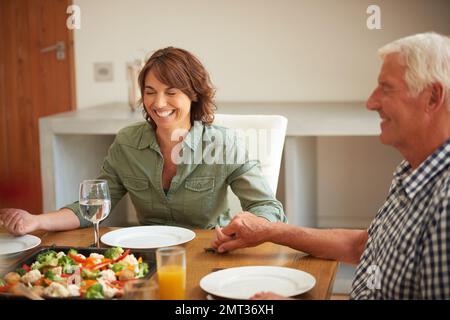 Se sentir béni... une famille priant ensemble avant de prendre un repas. Banque D'Images