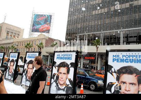 'Snow' tombe lors de la première des 'Mr. Popper's Penguins' de Fox datant du 20th siècle, qui se tient au Grauman's Chinese Theatre sur 12 juin 2011 à Hollywood, Californie. 6/12/11 Banque D'Images