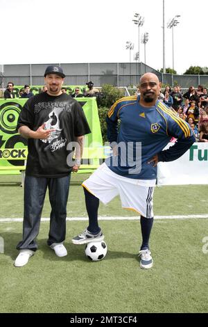 B-Real et Sen Dog de Cypress Hill sur le terrain pendant le match de lancement de la coupe du monde 'Rock N' Gol' de MTV Tr3s. Carson, Californie. 03/31/10. . Banque D'Images