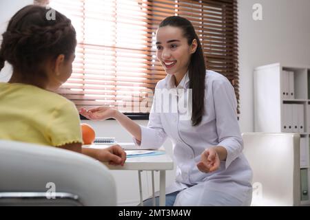 Petite fille visitant nutritionniste professionnel au bureau Banque D'Images