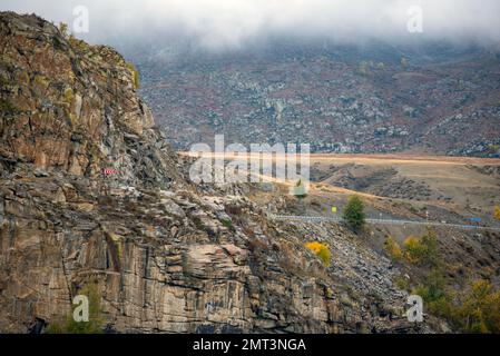 La route pour les voitures 'Chuysky Trakt' va au milieu des rochers avec un arrêt de transport en commun. Banque D'Images