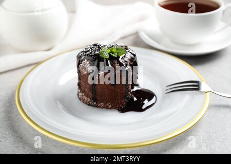 Délicieux gâteau chaud au chocolat sur table grise Banque D'Images