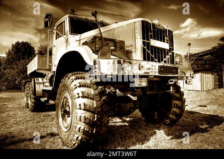Une photo en niveaux de gris du camion russe Monster en HDR Banque D'Images