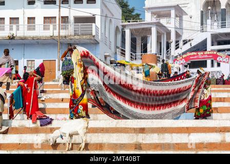 Varanasi, Uttar Pradesh, saree de séchage de nettoyant sec indien à un ghat. Banque D'Images