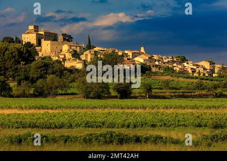 FRANCE. VAUCLUSE (84) ANSOUIS VUE GÉNÉRALE SUR LE VIGNOBLE AU PIED DU VILLAGE. Banque D'Images