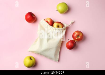 Sac écologique en coton et pommes sur fond rose, à plat Banque D'Images