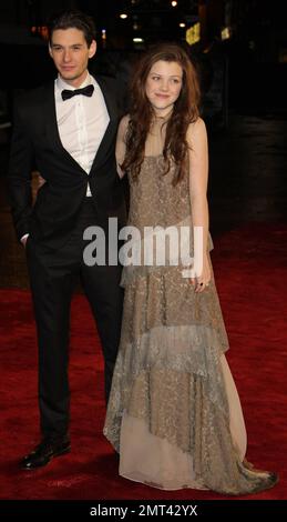 Georgie Henley et Ben Barnes à la première mondiale 2010 de la performance du film Royal des chroniques de Narnia : le Voyage de l'Aube TReader à l'Odeon Leicester Square et au cinéma Empire Leicester Square. Londres, Royaume-Uni. 11/30/10. Banque D'Images