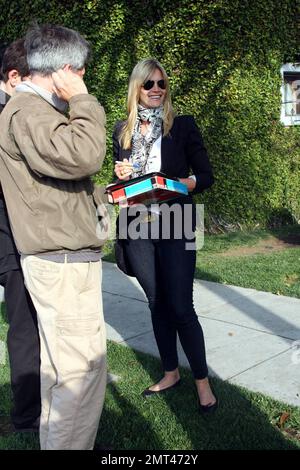 Natasha Henstridge montre ses magnifiques écluses blondes alors qu'elle quitte le salon Byron & Tracey. Henstridge s'est arrêtée pour signer des autographes et discuter avec des fans alors qu'elle se dirigeait vers sa voiture. Los Angeles, Californie. 3/25/10. . Banque D'Images