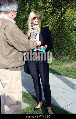 Natasha Henstridge montre ses magnifiques écluses blondes alors qu'elle quitte le salon Byron & Tracey. Henstridge s'est arrêtée pour signer des autographes et discuter avec des fans alors qu'elle se dirigeait vers sa voiture. Los Angeles, Californie. 3/25/10. . Banque D'Images