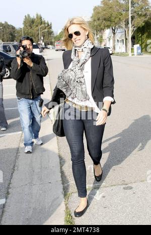 Natasha Henstridge montre ses magnifiques écluses blondes alors qu'elle quitte le salon Byron & Tracey. Henstridge s'est arrêtée pour signer des autographes et discuter avec des fans alors qu'elle se dirigeait vers sa voiture. Los Angeles, Californie. 3/25/10. . Banque D'Images