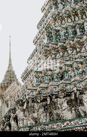 Les détails complexes de Wat Arun, le célèbre Temple de l'Aube de Bangkok Banque D'Images