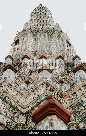 Les détails complexes de Wat Arun, le célèbre Temple de l'Aube de Bangkok Banque D'Images