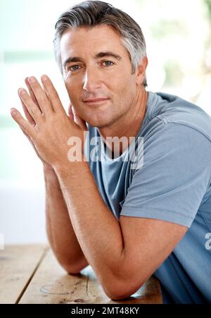 Bienvenue dans ma zone de confort. Portrait en tête d'un beau homme mûr souriant tout en regardant l'appareil photo pendant la journée. Banque D'Images