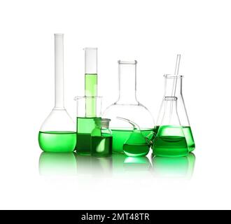 Différents types de verrerie de laboratoire avec liquide vert clair isolé sur blanc Banque D'Images