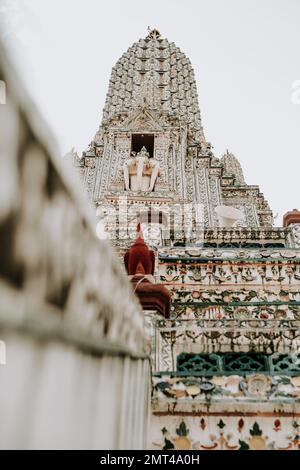 Les détails complexes de Wat Arun, le célèbre Temple de l'Aube de Bangkok Banque D'Images