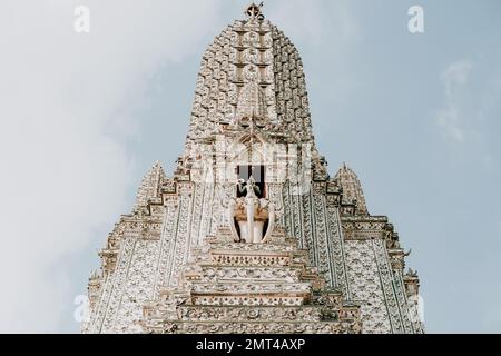 Les détails complexes de Wat Arun, le célèbre Temple de l'Aube de Bangkok Banque D'Images