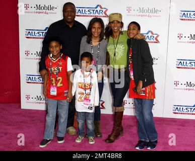 Rodney Peete, joueur de football, et Holly Robinson Peete, femme actrice, avec leurs enfants, leur fille Ryan et leurs fils Rodney Jr., Robinson et Roman posent pour les photographes sur le tapis rose avant le match NBA All-Star 2011 qui a eu lieu au Staples Center. Los Angeles, Californie. 02/20/11. Banque D'Images