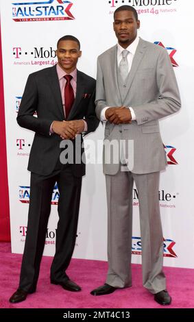 Les joueurs de la NBA Russell Westbrook et Kevin durant de l'Oklahoma City Thunder posent pour les photographes sur le tapis rose avant le match NBA All-Star 2011 qui s'est tenu au Staples Center, où West a remporté 148-143 sur l'est. Los Angeles, Californie. 02/20/11. Banque D'Images