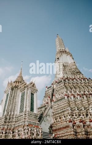 Les détails complexes de Wat Arun, le célèbre Temple de l'Aube de Bangkok Banque D'Images