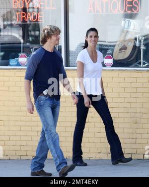 EXCLUSIF !! Eric Christian Olsen et Daniela Ruah filme un segment pour le premier temps de l'émission télévisée NCIS Los Angeles, LA, CA, 28th août 2011. Banque D'Images