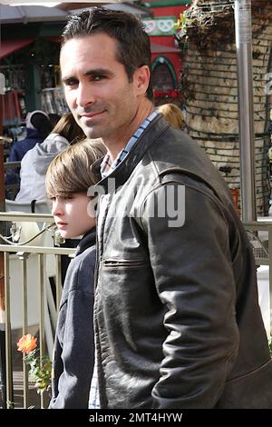 Nestor Carbonell, l'étoile du Chevalier noir qui a 44 ans aujourd'hui, a été vue dans une veste en cuir marron et un Jean bleu au centre commercial Grove avec ses enfants. Peut-être la famille célébrait-elle l'anniversaire de Nestor. Los Angeles, Californie. 1st décembre 2011. Banque D'Images