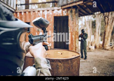 La guerre, le tir et les hommes jouant paintball, l'entraînement de l'armée et les sports d'équipe dans la nature du Mexique. Cible, bataille et amis avec des armes pendant militaire Banque D'Images