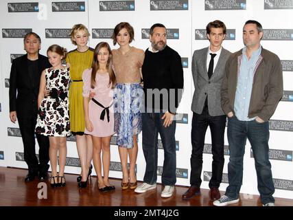 Kazuo Ishiguro, Ella Purnell, Carey Mulligan, Isobel Meikle-Small, Keira Knightley, Mark Romanek, Andrew Garfield et Alex Garland au photocall pour « Never Late Me Go » au BFI London film Festival. Londres, Royaume-Uni. 10/13/10. Banque D'Images