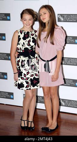 Ella Purnell et Isobel Meikle-Small au photocall pour « Never Lay Me Go » au BFI London film Festival. Londres, Royaume-Uni. 10/13/10. Banque D'Images