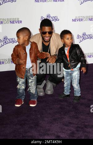 Usher (alias Usher Raymond) avec ses deux fils Usher Terry Raymond V 'Cinco', 4 ans, et Naviyd Ely Raymond, 3 ans, lors de la première de 'Justin Bieber: Never Say Never' au Nokia Theatre, LA Live. Los Angeles, Californie. 2/8/11. Banque D'Images