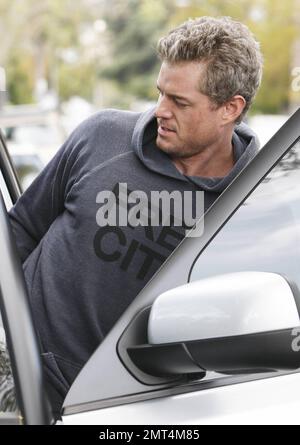 Le nouveau père Eric Dane semble heureux et en bonne santé alors qu'il et quelques amis quittent Kings Road Cafe. Eric et sa femme Rebecca Gayheart ont accueilli leur premier enfant, la fille Billie Beatrice, dans le monde sur 3 mars. Los Angeles, Californie. 03/25/10. . Banque D'Images