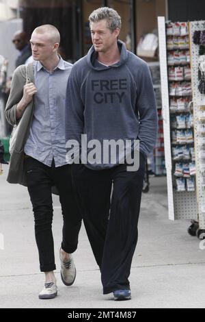 Le nouveau père Eric Dane semble heureux et en bonne santé alors qu'il et quelques amis quittent Kings Road Cafe. Eric et sa femme Rebecca Gayheart ont accueilli leur premier enfant, la fille Billie Beatrice, dans le monde sur 3 mars. Los Angeles, Californie. 03/25/10. . Banque D'Images