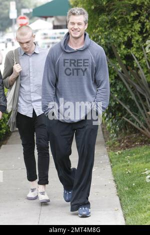 Le nouveau père Eric Dane semble heureux et en bonne santé alors qu'il et quelques amis quittent Kings Road Cafe. Eric et sa femme Rebecca Gayheart ont accueilli leur premier enfant, la fille Billie Beatrice, dans le monde sur 3 mars. Los Angeles, Californie. 03/25/10. . Banque D'Images