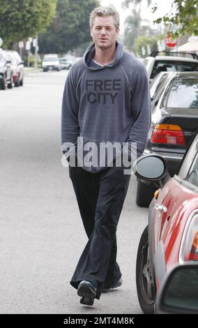 Le nouveau père Eric Dane semble heureux et en bonne santé alors qu'il et quelques amis quittent Kings Road Cafe. Eric et sa femme Rebecca Gayheart ont accueilli leur premier enfant, la fille Billie Beatrice, dans le monde sur 3 mars. Los Angeles, Californie. 03/25/10. . Banque D'Images