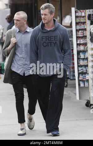 Le nouveau père Eric Dane semble heureux et en bonne santé alors qu'il et quelques amis quittent Kings Road Cafe. Eric et sa femme Rebecca Gayheart ont accueilli leur premier enfant, la fille Billie Beatrice, dans le monde sur 3 mars. Los Angeles, Californie. 03/25/10. . Banque D'Images